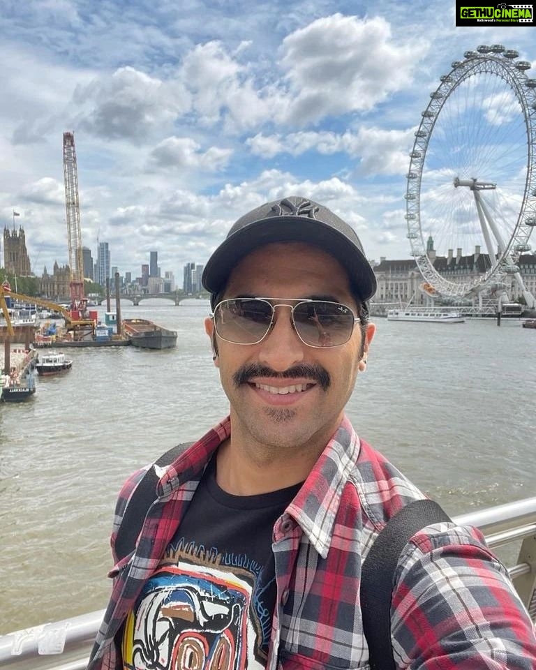 Akshay Oberoi Instagram - Unexpected adventures in London! βοΈ While my connecting flight got cancelled, I made the most of it by exploring the city. Walked 12 miles, visited the iconic Old Vic Theatre where my idols have graced the stage, and even enjoyed a pint at the legendary bar where Peter O'Toole used to unwind. ππ» Sometimes, detours lead to the best memories!π #AkshaysTravelDiaries #LondonAdventures #TheatreLover #London