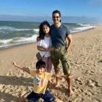 Akshay Oberoi Instagram – Sun, sand & smiles ☀️🏖️😄

#SummersInUS #AkshaysTravelDiaries #FamilyTime