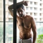 Akshay Oberoi Instagram - Trading midweek blues for balcony views! 😉 #Midweek #MidweekBlues