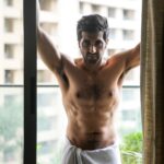 Akshay Oberoi Instagram - Trading midweek blues for balcony views! 😉 #Midweek #MidweekBlues