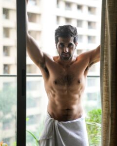 Akshay Oberoi Instagram - Trading midweek blues for balcony views! 😉 #Midweek #MidweekBlues