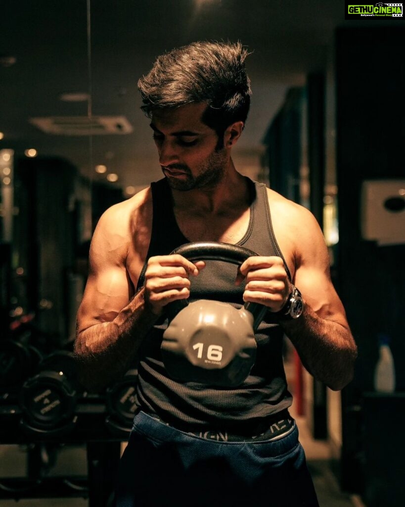 Akshay Oberoi Instagram - Let’s Go!! 💪🏼 #FitnessFriday #Friday #Workout #Fitness #Gymming #Motivation #WorkoutMotivation #Kettlebell