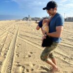 Akshay Oberoi Instagram – Sun, sand & smiles ☀️🏖️😄

#SummersInUS #AkshaysTravelDiaries #FamilyTime