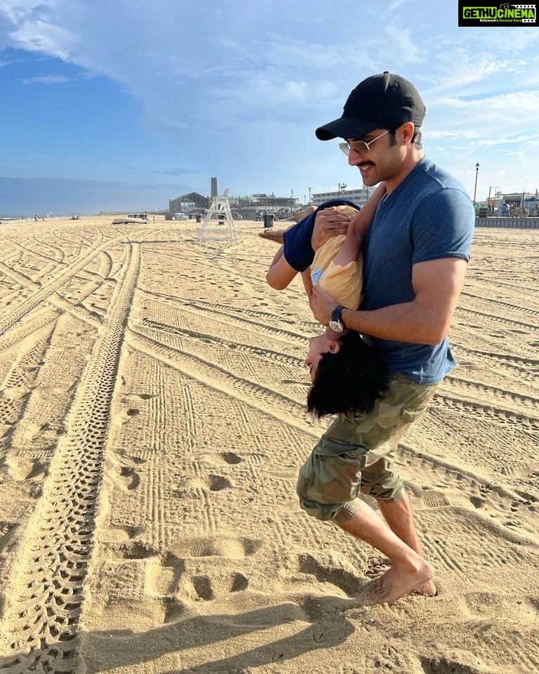 Akshay Oberoi Instagram - Sun, sand & smiles ☀️🏖️😄 #SummersInUS #AkshaysTravelDiaries #FamilyTime