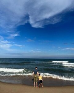 Akshay Oberoi Instagram - Sun, sand & smiles ☀️🏖️😄

#SummersInUS #AkshaysTravelDiaries #FamilyTime