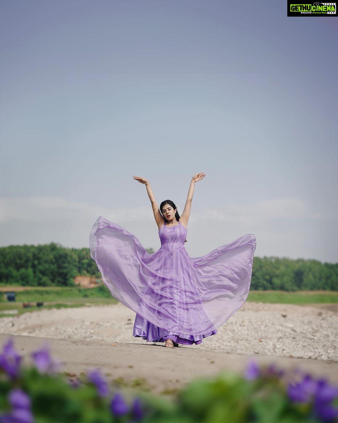 Akshaya Udayakumar Instagram - Made you look💜🦋 Pc : @cloudsbyvibin Grading : @grades.by.jawhar Mua : @minisha_makeup_artist_ Hairstylist: @shris_makeover_artistry_ Costume : @queen_bee_suji
