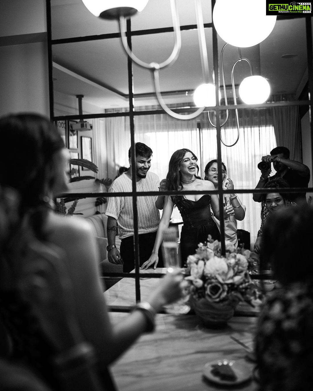 Alaya F Instagram - It’s a vibeeeeeee 🖤 #BTS Photos by @pixel.exposures Styled by @sheefajgilani Make up by @mitalivakil Hair by @souravv_roy_ Styling team @jhanvikhatwani_ @astha_kothari @tooboldforyouu Outfit: @self__cntrd Necklace & Bracelet: @mozaati Heels: @charleskeithofficial