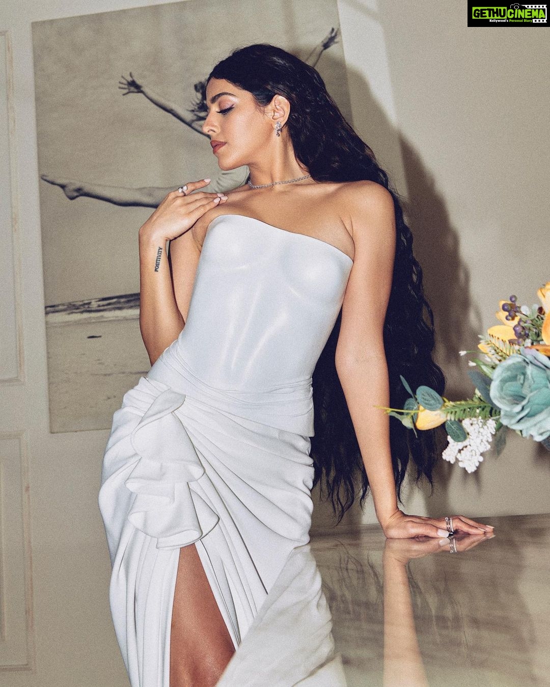Alaya F Instagram - Glammed out in white for @gqindiaš¤ Photos by @leroifoto Styled by @sheefajgilani Make up by @divyashetty_ Hair by @scottf_beauty Style team - @astha_kothari @sabrinawhite98 @jhanvikhatwani_ Outfit - @jphoenixlondon Jewellery - @swaroski Rings @viviniabyvidhimehra Styled by - @sheefajgilani