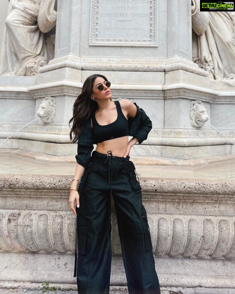Alaya F Instagram - Posed at a fountain, made croissants and met old friends 🥰 Styled by @mohitrai with @shubhi.kumar Assisted by @muskanduaaa Shirt: @miakee.official Pants: @politesociety_official