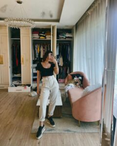 Alaya F Instagram - Holidays, yoga, the gym, art, friends and food💕 #dump