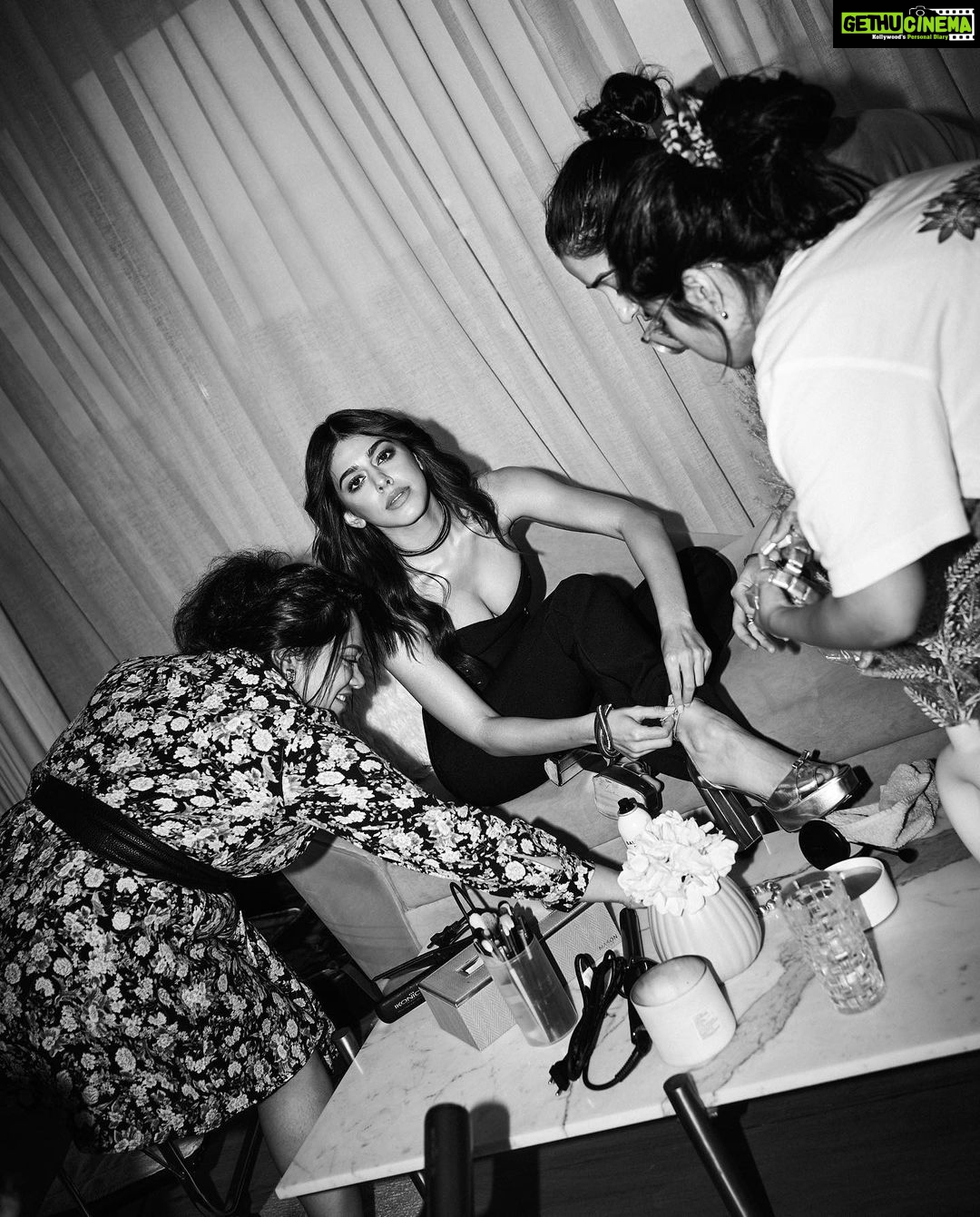Alaya F Instagram - It’s a vibeeeeeee 🖤 #BTS Photos by @pixel.exposures Styled by @sheefajgilani Make up by @mitalivakil Hair by @souravv_roy_ Styling team @jhanvikhatwani_ @astha_kothari @tooboldforyouu Outfit: @self__cntrd Necklace & Bracelet: @mozaati Heels: @charleskeithofficial