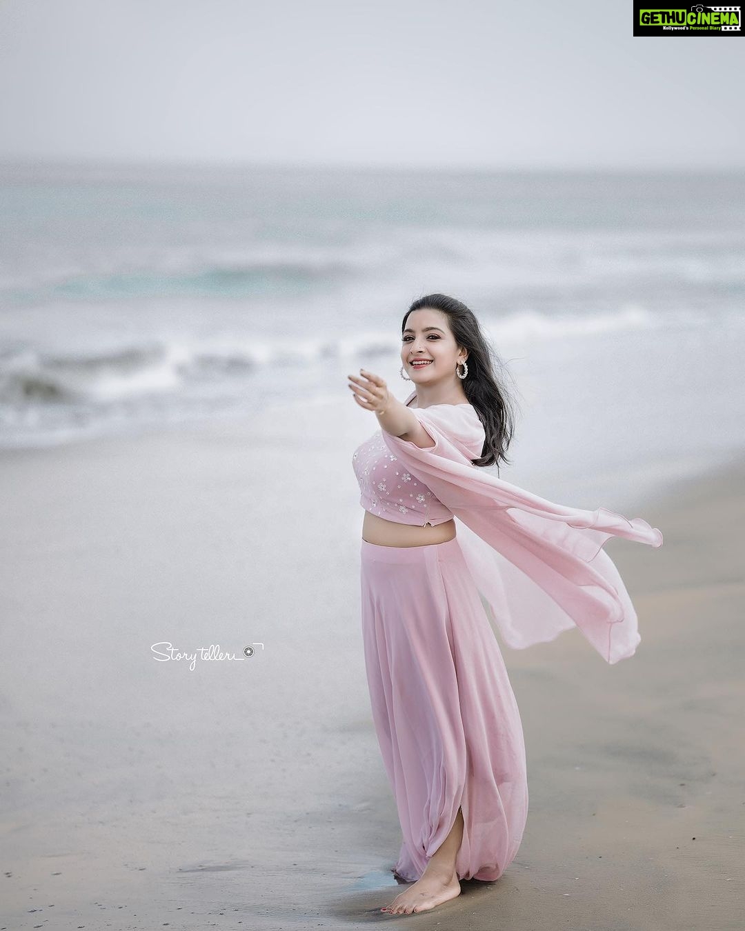 Alphy Panjikaran Instagram - All I need is a good dose of vitamin sea 🌊Thalassophile🐳🐬 PC: @_story_telle__r Mua: @_arya_jithins_makeover Costume: @anu.scaria.couture #picoftheday #sea #lover #thalassophile #weekday #explore #love #yourlife #happiness #instagram #instagood #instadaily #artist #actress #women #life #travel #travelphotography #kochi #kochidiaries #lol #costume #travelgram #loveyourlife #happy #sealover