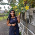 Alphy Panjikaran Instagram - Sunday Funday🖤🐝 @an._____u 📸 #picoftheday #happy #sunday #funday #instagram #photoshoot #friends #likefamily #explore #roaming #instagood #instadaily #reels #love #peace #loveyourlife #lol #kochi #kochidiaries #black #blacklove #weekend #special