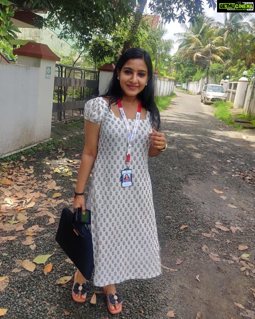 Alphy Panjikaran Instagram - Office Time 🙄😎🥳 Waiting for a cab 🚙 #office #infopark #kochi #softwareengineer #goingoffice #noworkfromhome #weekday #picoftheday #explore #love #yourlife #happiness #instagram #instagood #instadaily #professional #workfromoffice #artist #white #lol #women #life Infopark,Kakanad