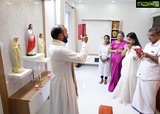 Alphy Panjikaran Instagram - Dream come true moment🤗🤗 Thanku my Appa, amma ,kunjaunti (my pillar support) ,Mathukutti uncle and my close Frnds who stood with me throughout this journey ❤️Saji, Babi, Sarath ,Zayanachechi, Anu #home #newbeginning #milestone #gratitude #thankugod #lifegoals Kakkanad, India