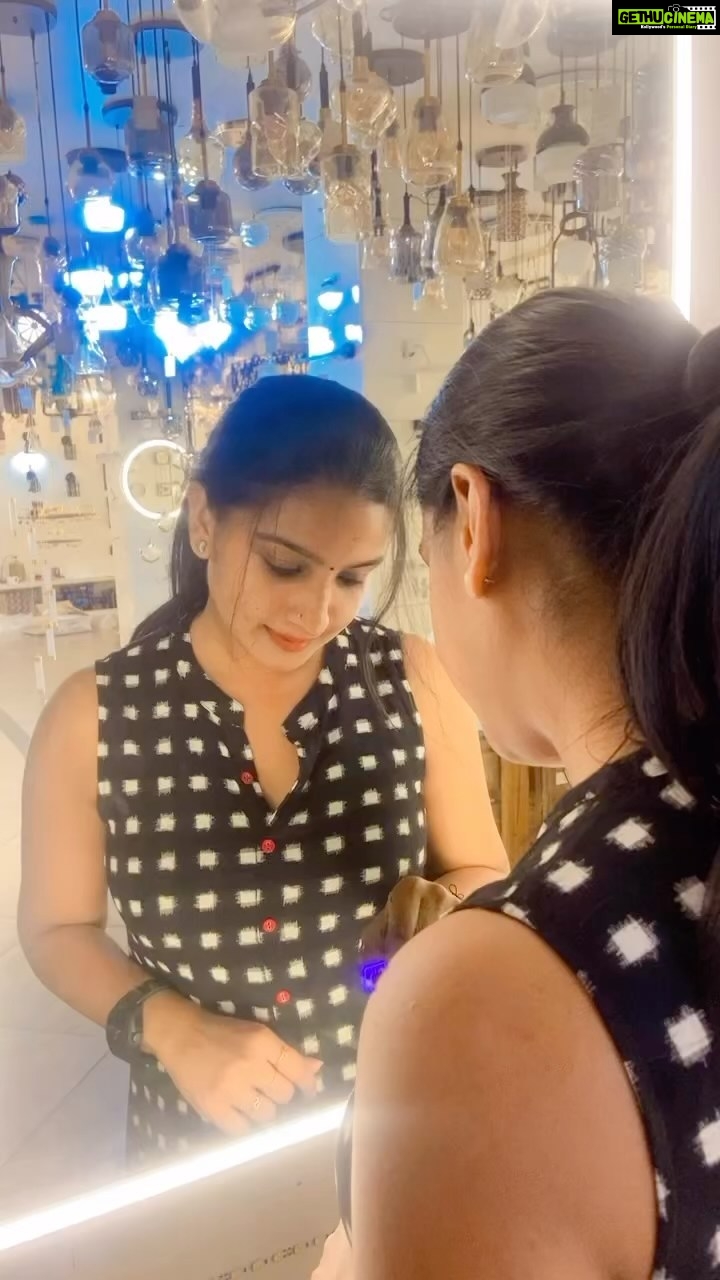 Alphy Panjikaran Instagram - @an._____u 🥳📸 #mirrorselfie #mirror #reelsinstagram #reelitfeelit #lights #happiness #explore #trendingreels #trending #reels #weekends #special #lightson #movie #song #instagood #inatagood #instadaily #insta