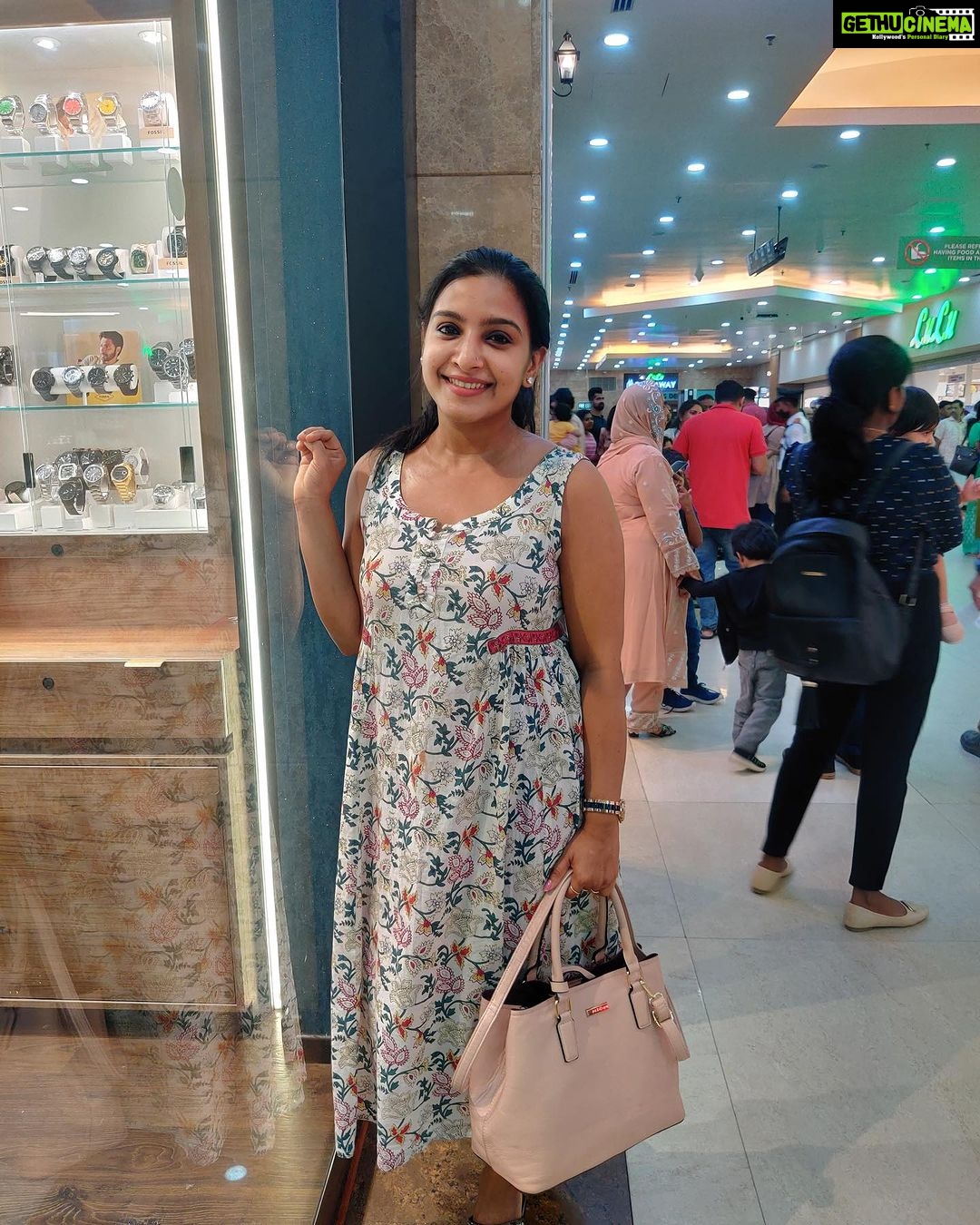 Alphy Panjikaran Instagram - My restless, roaming spirit๐๐ @zee_nazdn ๐ธ #roaming #picoftheday #shopping #mall #happy #travel #travelphotography #explore #cantsitathome #justroam #happiness #lulumall #lulumallkochi #trending #instagood #instagram #instadaily #lol #kochi #kochidiaries #go #justgo #life