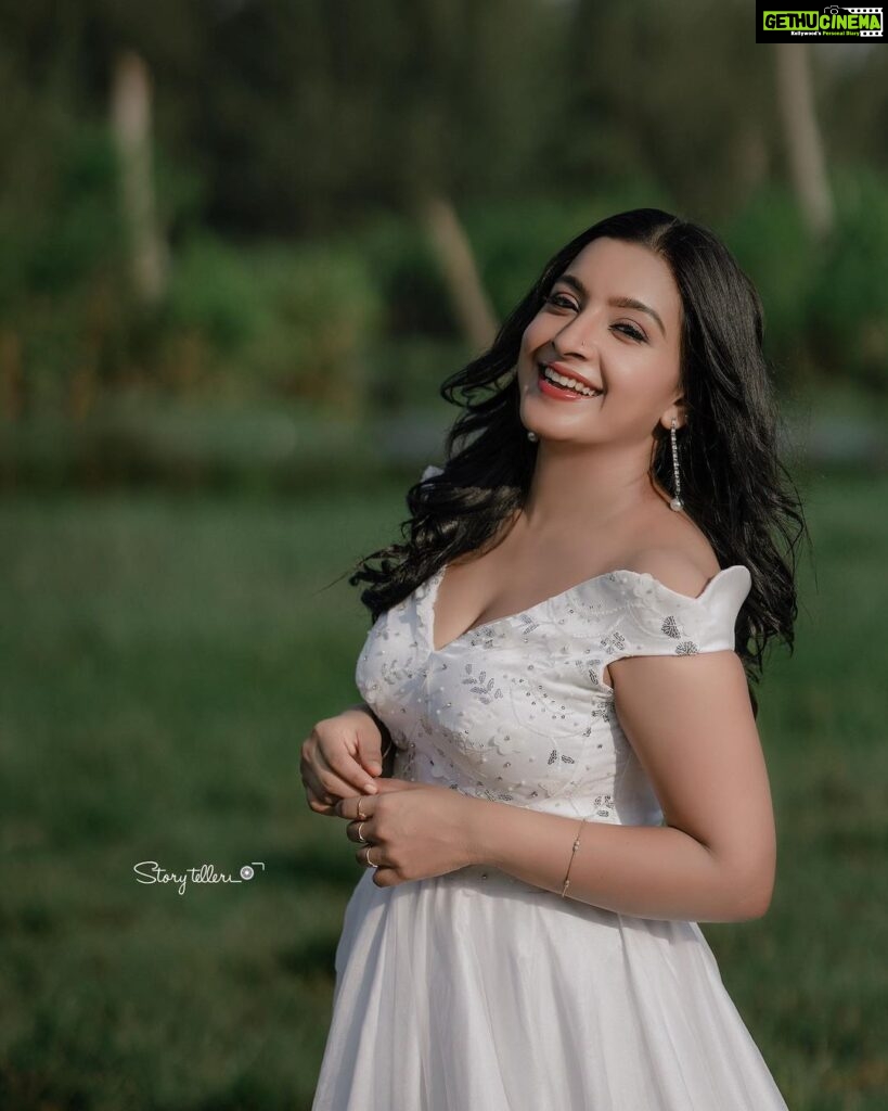 Alphy Panjikaran Instagram - @anu.scaria.couture 👗 @_story_telle__r 📸 @_arya_jithins_makeover 💄 #happines #white #love #photoshoot #photography