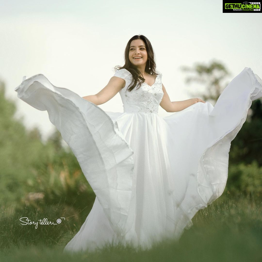 Alphy Panjikaran Instagram - Peace begins with a smile😇❤️ Mua: @_arya_jithins_makeover Costume: @anu.scaria.couture PC: @_story_telle__r #picoftheday #pic #sunday #weekend #special #happy #love #peace #eternity #loveyourself #angel #white #nature #naturephotography #travel #instagram #instadaily #goodvibes #explore #live #life #beach #photoshoot #photography #wedding #weddingdress