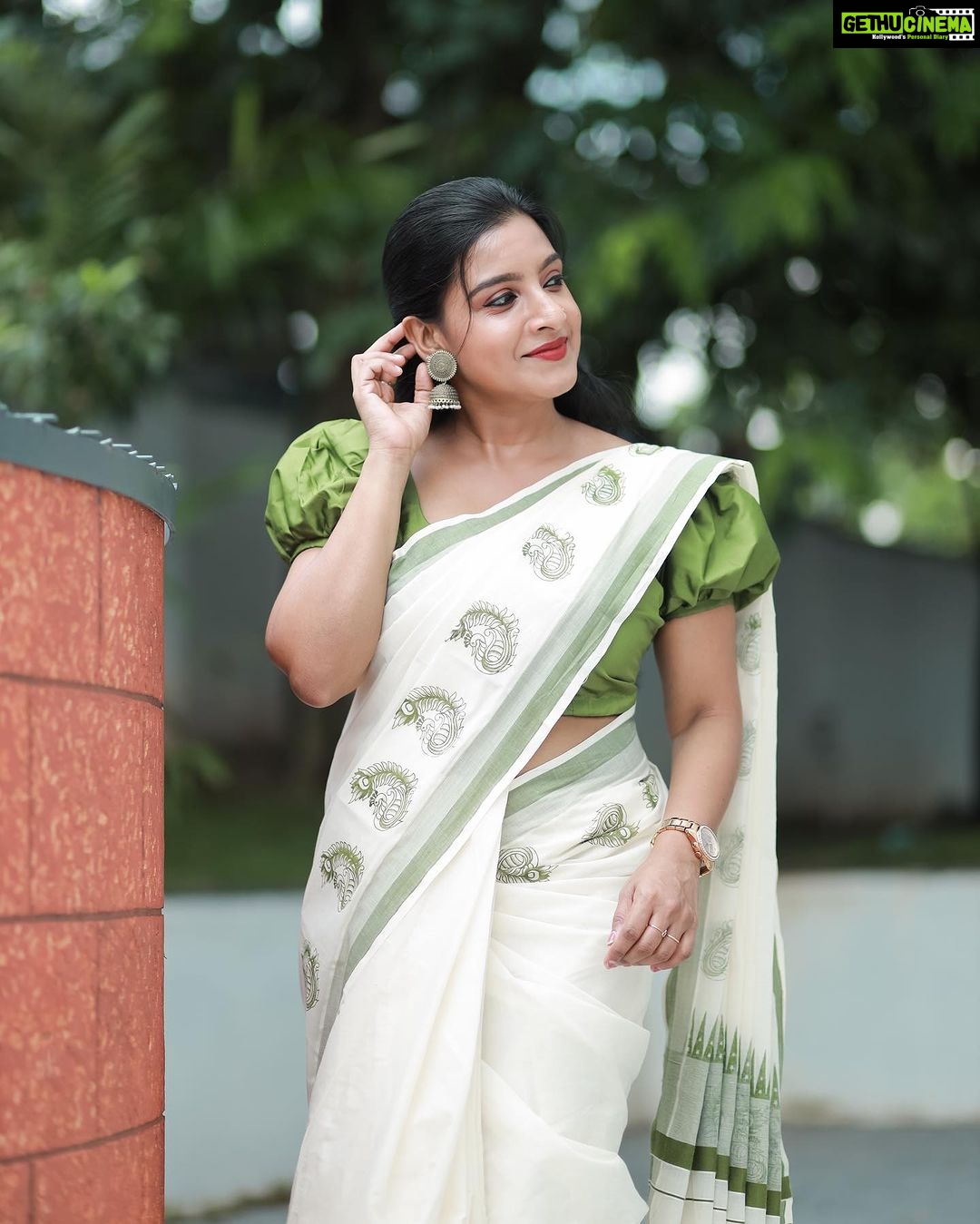 Alphy Panjikaran Instagram - krishna Janmashtami special ππ @makeover_by_suresh_krishna @ar_handlooms_kuthampully @abnormal_grapher #picoftheday #krishna #janmashtami #special #saree #love #happiness #peaceful #life #instagram #instadaily