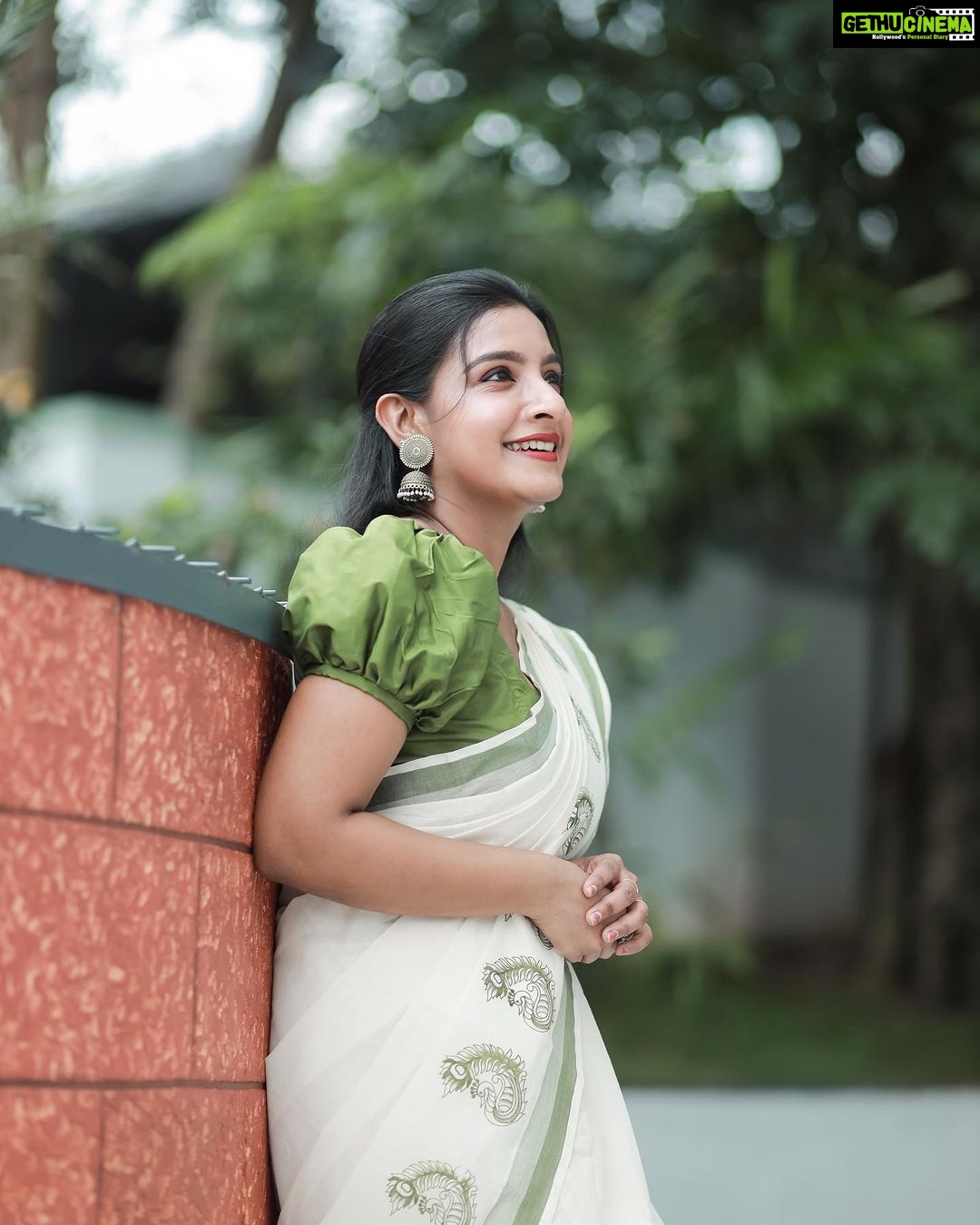Alphy Panjikaran Instagram - krishna Janmashtami special ππ @makeover_by_suresh_krishna @ar_handlooms_kuthampully @abnormal_grapher #picoftheday #krishna #janmashtami #special #saree #love #happiness #peaceful #life #instagram #instadaily