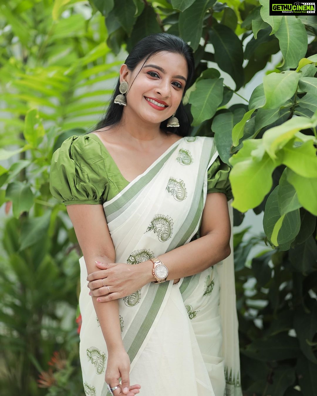 Alphy Panjikaran Instagram - krishna Janmashtami special ππ @makeover_by_suresh_krishna @ar_handlooms_kuthampully @abnormal_grapher #picoftheday #krishna #janmashtami #special #saree #love #happiness #peaceful #life #instagram #instadaily