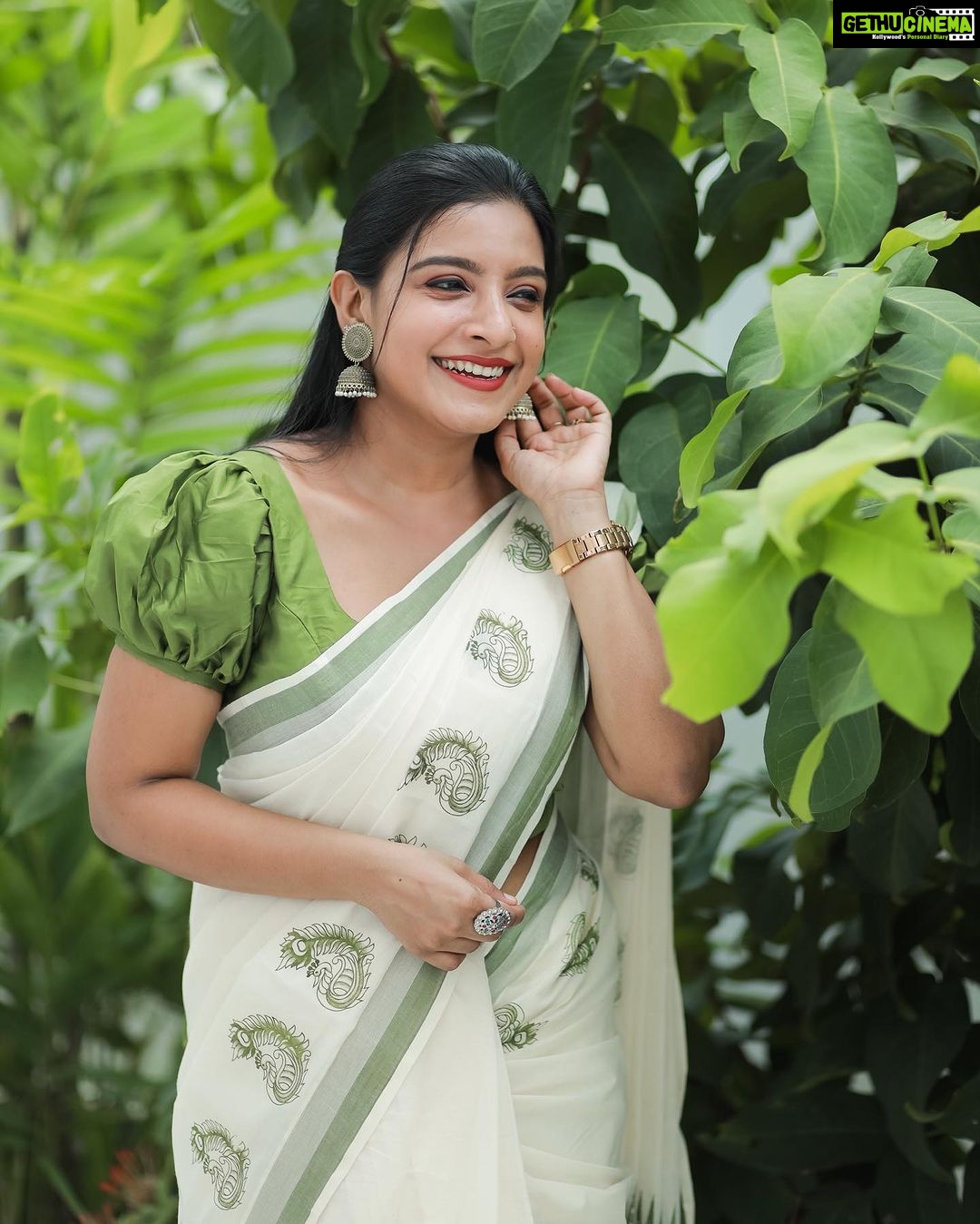 Alphy Panjikaran Instagram - krishna Janmashtami special ππ @makeover_by_suresh_krishna @ar_handlooms_kuthampully @abnormal_grapher #picoftheday #krishna #janmashtami #special #saree #love #happiness #peaceful #life #instagram #instadaily
