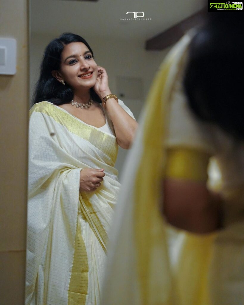 Alphy Panjikaran Instagram - Be Happy 🤗🤗 Life is a balance of holding on and letting go @rahulphotoshoot 📸 #onam #neverending #celebrations #loveyourself #saree #love #happy #instagram #instadaily