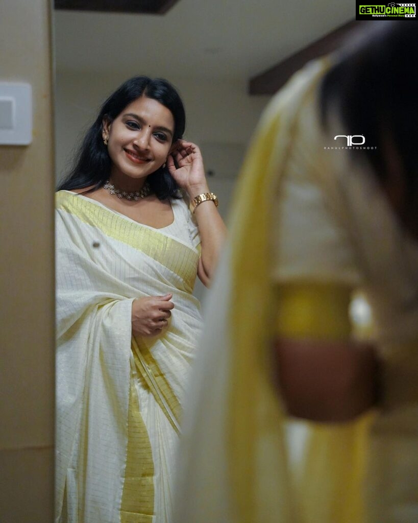 Alphy Panjikaran Instagram - Be Happy 🤗🤗 Life is a balance of holding on and letting go @rahulphotoshoot 📸 #onam #neverending #celebrations #loveyourself #saree #love #happy #instagram #instadaily
