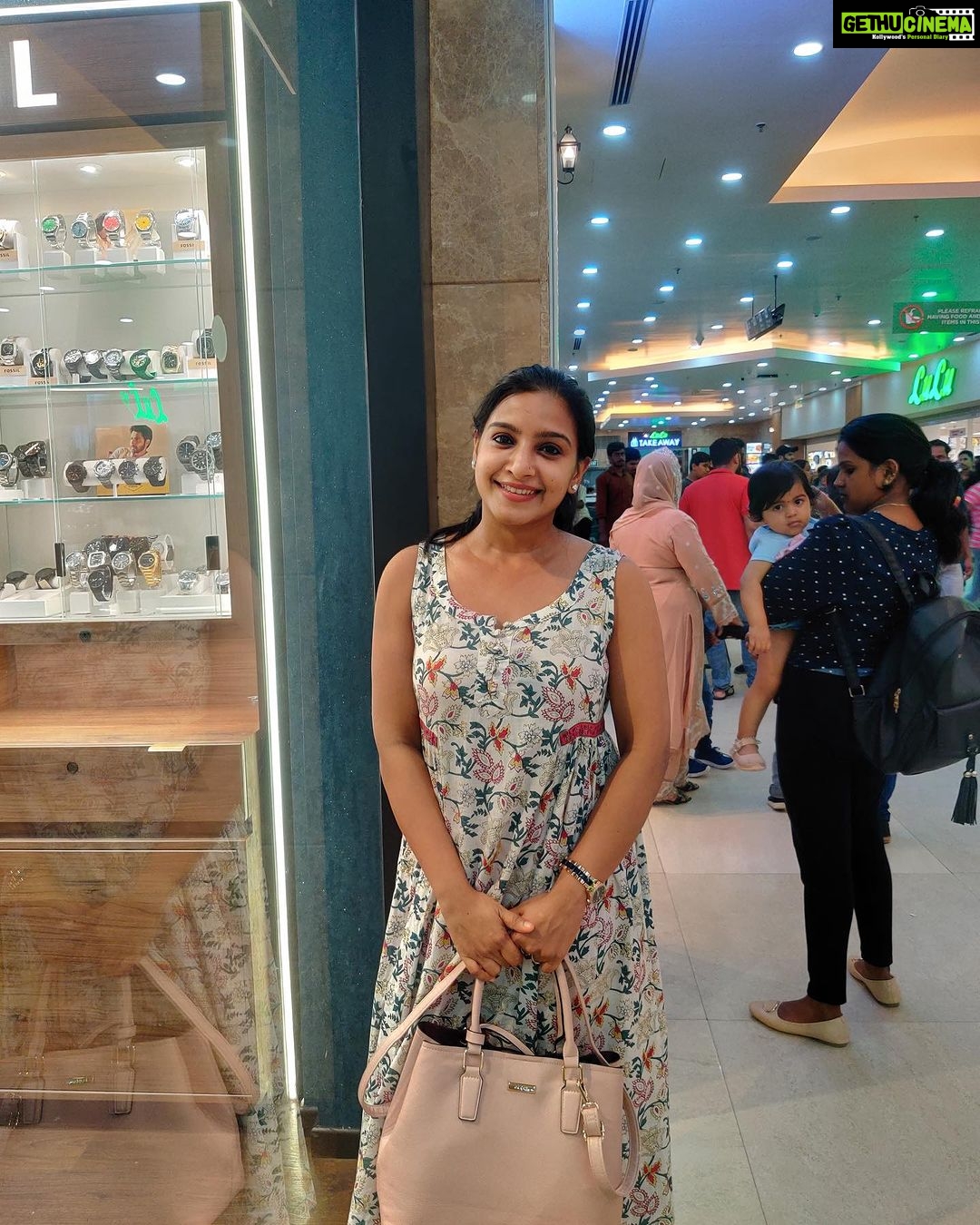 Alphy Panjikaran Instagram - My restless, roaming spirit๐๐ @zee_nazdn ๐ธ #roaming #picoftheday #shopping #mall #happy #travel #travelphotography #explore #cantsitathome #justroam #happiness #lulumall #lulumallkochi #trending #instagood #instagram #instadaily #lol #kochi #kochidiaries #go #justgo #life