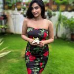 Ameya Mathew Instagram - ഓൺലൈനായി വാങ്ങിയ ഡ്രസ്സ് ഫിറ്റാണോ എന്നറിയാൻ ഇട്ടു നോക്കുന്ന ലെ ഞാൻ ! 👗👧🏻😋🤓😁😌 . 📸 Amma 😘 Kochi, India