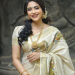 Ameya Mathew Instagram - സന്തോഷവും ഐശ്വര്യവും നിറഞ്ഞതാകട്ടെ ഈ ഉത്രാടം… ഏവർക്കും ഉത്രാടദിനാശംസകൾ 🌼🌺🪷✨🤩 . Photographer @robin_fotografia MUA @soniyamakeoverstudio Saree @_kasavunilayam_ Ornaments @parakkat_jewels Location @kalpadiyil Trivandrum, India