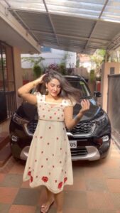 Ameya Mathew Instagram - ആരാ അവിടെ?! 👀🌚 Onam Outfit designed by my Amma @stitchcraft_by_anitha 😘❤️ Trivandrum, India