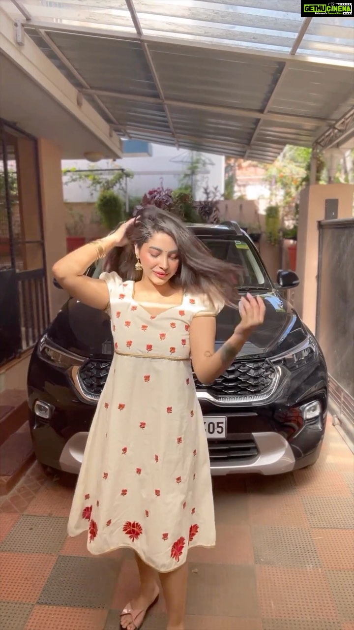 Ameya Mathew Instagram - ആരാ അവിടെ?! 👀🌚 Onam Outfit designed by my Amma @stitchcraft_by_anitha 😘❤️ Trivandrum, India