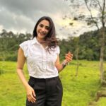 Ameya Mathew Instagram - Destination അറിയാതെ പോകുന്ന ഓരോ യാത്രയും ഒരു ലോഡ് ഓർമ്മകൾ സമ്മാനിക്കും !! 👫🚗🧳😍 . 📸 @kirankatticaran 😘❤️ #travel #roadtrip #withmylove Coorg,Karnataka