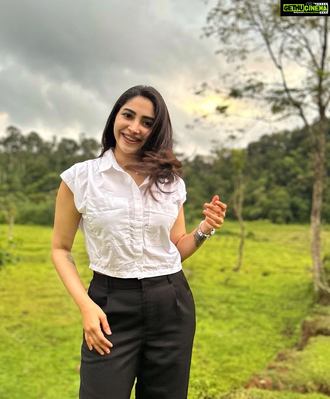 Ameya Mathew Instagram - Destination അറിയാതെ പോകുന്ന ഓരോ യാത്രയും ഒരു ലോഡ് ഓർമ്മകൾ സമ്മാനിക്കും !! 👫🚗🧳😍 . 📸 @kirankatticaran 😘❤️ #travel #roadtrip #withmylove Coorg,Karnataka