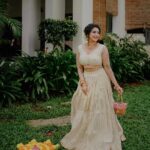 Ameya Mathew Instagram - ഇപ്രാവശ്യത്തെ ഓണം പൊടിപൊടിക്കണ്ടേ…?!!! 🤩 നിങ്ങളുടെ ഓണ ഒരുക്കങ്ങൾ എവിടം വരെയായി…?🌼🌸🌹🪷🌺💐 . Photography @richard_brell MUA @neethusmruthy Outfit @younique.stories Ornaments @parakkat_jewels . #onam #🌼 Kochi, India
