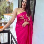 Ameya Mathew Instagram - ആയിരം കണ്ണുമായി കാത്തിരുന്നു നിന്നെ ഞാൻ… 👀🤓🩷 . Saree designed by Amma @stitchcraft_by_anitha 😘❤️ . #sareelove #sareelove Kochi, India