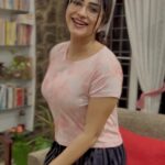 Ameya Mathew Instagram - ദേ ഇങ്ങോട്ട് നോക്കിയേ…(Look at Me !)😋😬😜 💄Makeup or bare-faced? 🤔 Which look do you prefer on me? Comment below!🤓 Saree designed by my Amma @stitchcraft_by_anitha ❤️