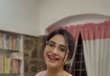 Ameya Mathew Instagram - ദേ ഇങ്ങോട്ട് നോക്കിയേ…(Look at Me !)😋😬😜 💄Makeup or bare-faced? 🤔 Which look do you prefer on me? Comment below!🤓 Saree designed by my Amma @stitchcraft_by_anitha ❤️