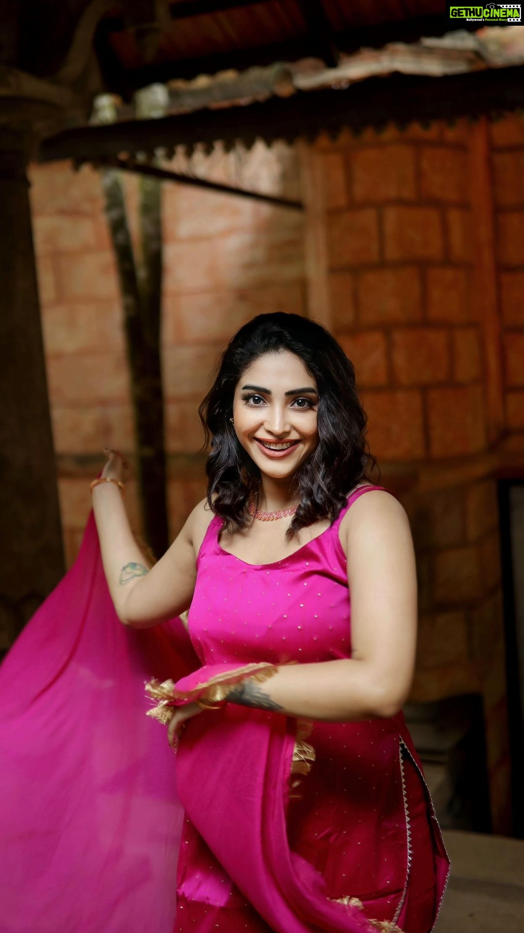 Ameya Mathew Instagram - Trend അല്പം കഴിഞ്ഞാലും സാരില്ല… ഇതിവിടെ കിടക്കട്ടെ …!🙊😬🤓💃 Videography @robin_fotografia MUA @soniyamakeoverstudio Jewellery @parakkat_jewels Location @kalpadiyil Costume : Mine 😁 #terevaaste #reelitfeelit #trending Trivandrum, India