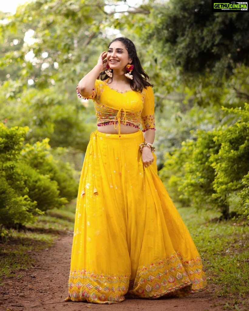 Ameya Mathew Instagram - ഒരു മഴയെത്തും മുൻപത്തെ Haldi ഫോട്ടോഷൂട്ട്…!😋😁💛✨ . Outfit designed by @revathyjayanbabu 💫 Photography @arjunsoorajj MUA @mua_devu_nair_ #picoftheday #justaphotoshoot Trivandrum, India