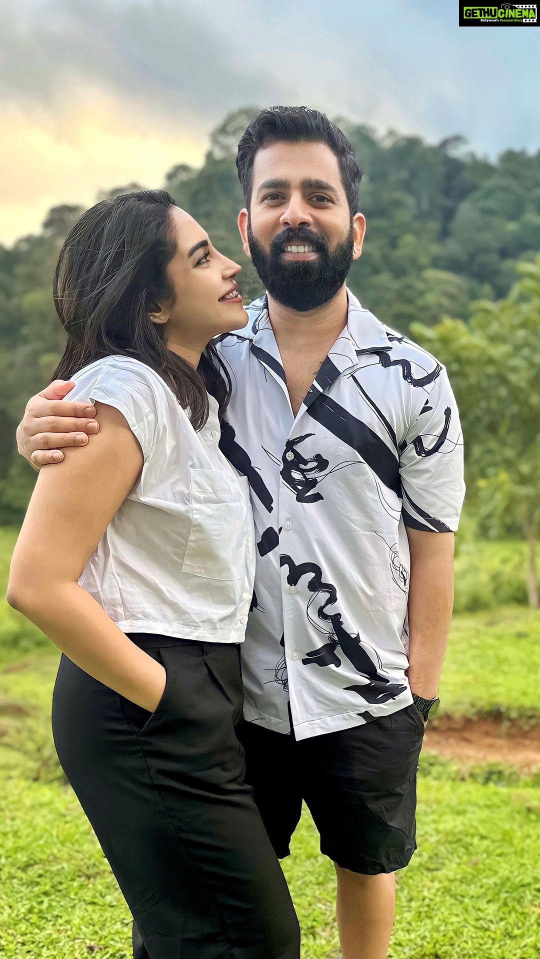 Ameya Mathew Instagram - ഇതേപോലെ എനിക്ക് ലൈഫിൽ ഒരാളെ സ്നേഹിക്കാൻ പറ്റും എന്നെനിക്കറിയില്ലായിരുന്നു...But you proved me wrong. ഒരുപക്ഷെ എന്റെ അച്ഛൻ കഴിഞ്ഞാൽ ഞാൻ ലൈഫിൽ ഇത്രയും ക്ലോസ് ആയിട്ടുള്ളൊരു ആളില്ലെന്ന് തന്നെ പറയാം.🥹 എത്രയും പെട്ടെന്ന് നമ്മൾ വീണ്ടും ഒന്നിക്കാൻ പ്രാർത്ഥിക്കാം...🙏🏻 When the right person becomes a part of your story, happiness writes its most beautiful chapters…❤️ Unconditionally yours, Forever @kirankatticaran 🥹😘🧿 . #waitingforourbigday🤵👰 #missingyou #untilwemeetagain #forevermine #❤️ India