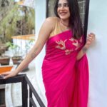 Ameya Mathew Instagram - ആയിരം കണ്ണുമായി കാത്തിരുന്നു നിന്നെ ഞാൻ… 👀🤓🩷 . Saree designed by Amma @stitchcraft_by_anitha 😘❤️ . #sareelove #sareelove Kochi, India
