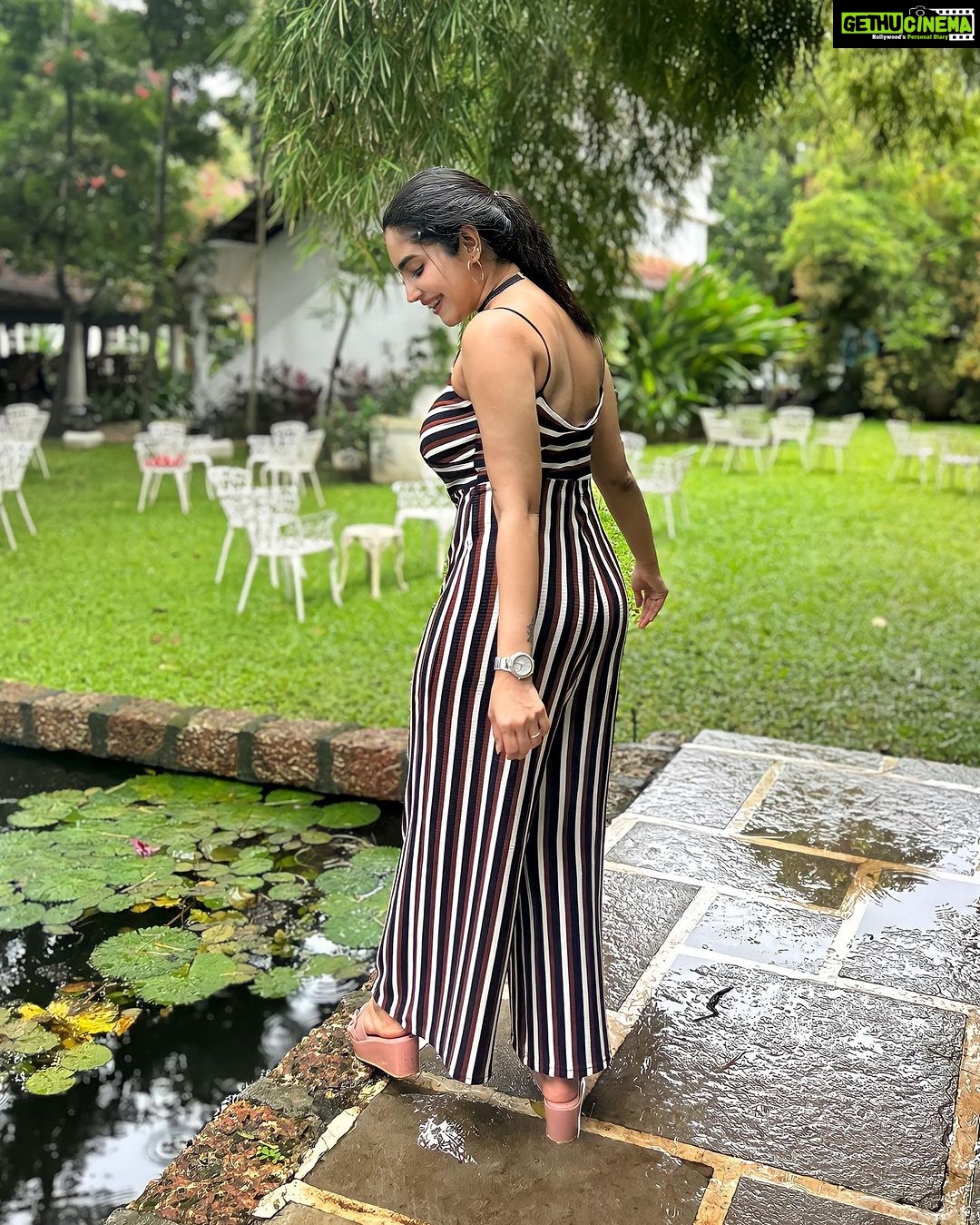 Ameya Mathew Instagram - നടി വെള്ളത്തിലേക്ക് ചാടുകയാണല്ലോ... അപ്പോ ക്യാമറയും കൂടെ ചാടട്ടെ...! 🏊🏻♀️😋😂🤭💃🏻 . #picoftheday #ootd #❤️ Mai House Heritage Hotel