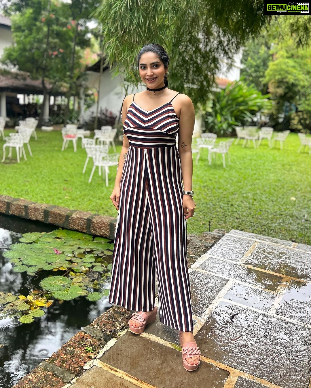 Ameya Mathew Instagram - നടി വെള്ളത്തിലേക്ക് ചാടുകയാണല്ലോ... അപ്പോ ക്യാമറയും കൂടെ ചാടട്ടെ...! 🏊🏻♀️😋😂🤭💃🏻 . #picoftheday #ootd #❤️ Mai House Heritage Hotel
