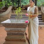 Ameya Mathew Instagram - നാടെങ്ങും ആരവം ഉയർത്തി വീണ്ടും ഒരു ഓണക്കാലം കൂടി വരവായി. ഈ ഓണം നിങ്ങൾക്കും നിങ്ങളുടെ കുടുംബത്തിനും സന്തോഷവും സമ്പൽ സമൃദ്ധിയും നിറഞ്ഞതാവട്ടെ .🤩 ഏവർക്കും എൻറെ ഹൃദയം നിറഞ്ഞ ഓണാശംസകൾ !🌼🪷🌸✨ . Photographer @robin_fotografia Wearing @revathyjayanbabu MUA @soniyamakeoverstudio Ornaments @parakkat_jewels Location @kalpadiyil #onam #🌼 Trivandrum, India