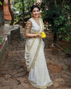 Ameya Mathew Instagram - നാടെങ്ങും ആരവം ഉയർത്തി വീണ്ടും ഒരു ഓണക്കാലം കൂടി വരവായി. ഈ ഓണം നിങ്ങൾക്കും നിങ്ങളുടെ കുടുംബത്തിനും സന്തോഷവും സമ്പൽ സമൃദ്ധിയും നിറഞ്ഞതാവട്ടെ .🤩
ഏവർക്കും എൻറെ ഹൃദയം നിറഞ്ഞ ഓണാശംസകൾ !🌼🪷🌸✨
.
Photographer @robin_fotografia 
Wearing @revathyjayanbabu 
MUA @soniyamakeoverstudio 
Ornaments @parakkat_jewels 
Location @kalpadiyil 
#onam #🌼