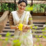 Ameya Mathew Instagram - നാടെങ്ങും ആരവം ഉയർത്തി വീണ്ടും ഒരു ഓണക്കാലം കൂടി വരവായി. ഈ ഓണം നിങ്ങൾക്കും നിങ്ങളുടെ കുടുംബത്തിനും സന്തോഷവും സമ്പൽ സമൃദ്ധിയും നിറഞ്ഞതാവട്ടെ .🤩 ഏവർക്കും എൻറെ ഹൃദയം നിറഞ്ഞ ഓണാശംസകൾ !🌼🪷🌸✨ . Photographer @robin_fotografia Wearing @revathyjayanbabu MUA @soniyamakeoverstudio Ornaments @parakkat_jewels Location @kalpadiyil #onam #🌼 Trivandrum, India