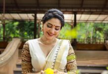 Ameya Mathew Instagram - നാടെങ്ങും ആരവം ഉയർത്തി വീണ്ടും ഒരു ഓണക്കാലം കൂടി വരവായി. ഈ ഓണം നിങ്ങൾക്കും നിങ്ങളുടെ കുടുംബത്തിനും സന്തോഷവും സമ്പൽ സമൃദ്ധിയും നിറഞ്ഞതാവട്ടെ .🤩 ഏവർക്കും എൻറെ ഹൃദയം നിറഞ്ഞ ഓണാശംസകൾ !🌼🪷🌸✨ . Photographer @robin_fotografia Wearing @revathyjayanbabu MUA @soniyamakeoverstudio Ornaments @parakkat_jewels Location @kalpadiyil #onam #🌼 Trivandrum, India